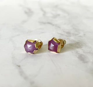 Ruby geometric post earrings - magenta - 18k gold
